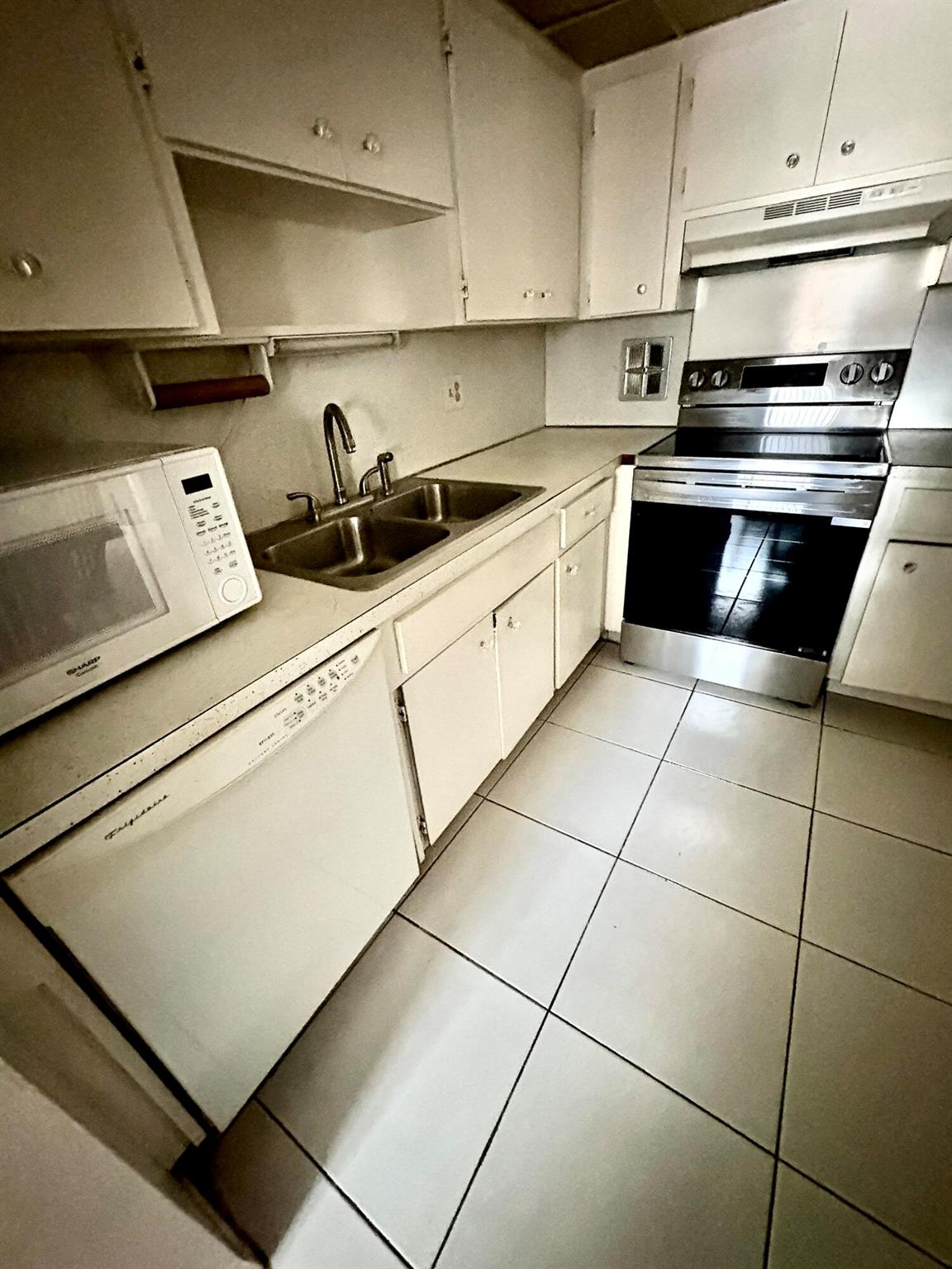 CENTURY VILLAGE / STRATFO - Residential Lease