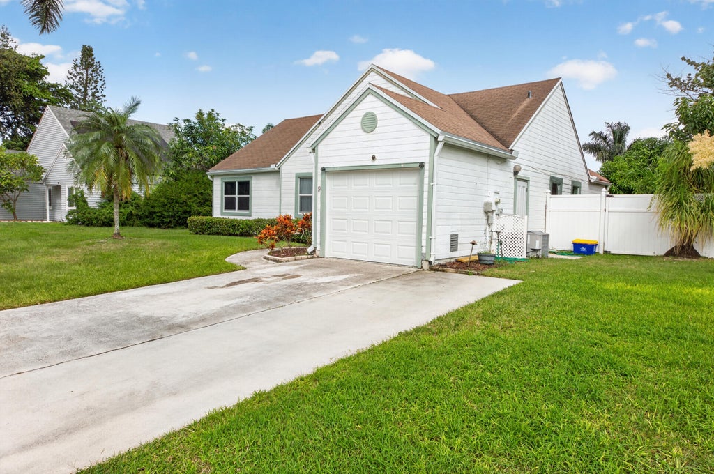 Photo of 9 CEDAR Circle, Boynton Beach, FL 33436 (MLS # B26089075)