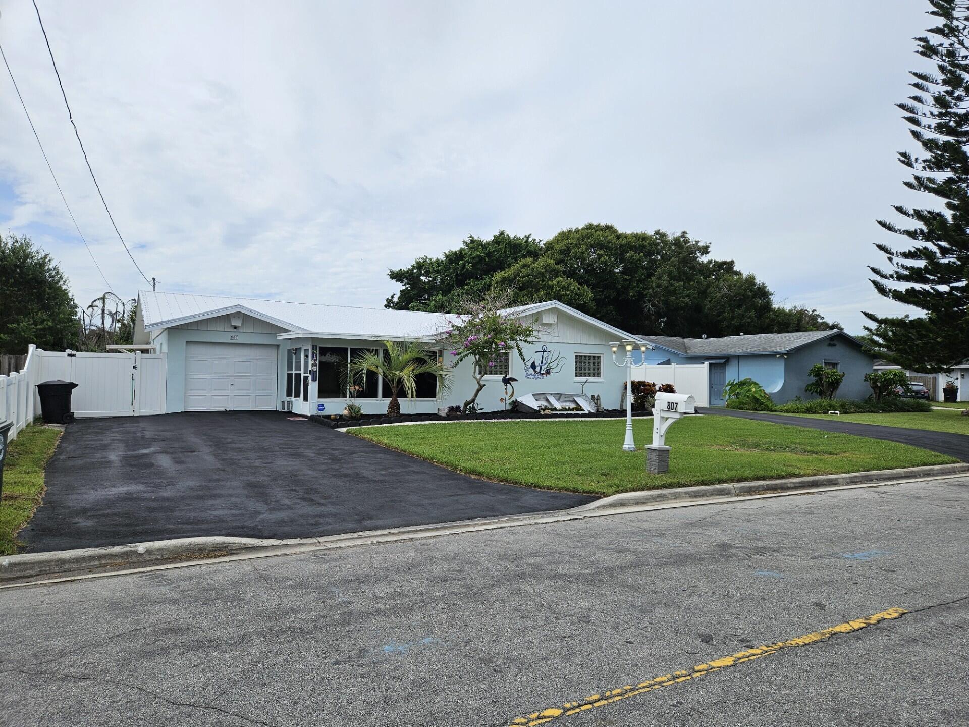 807 GRANDVIEW Boulevard