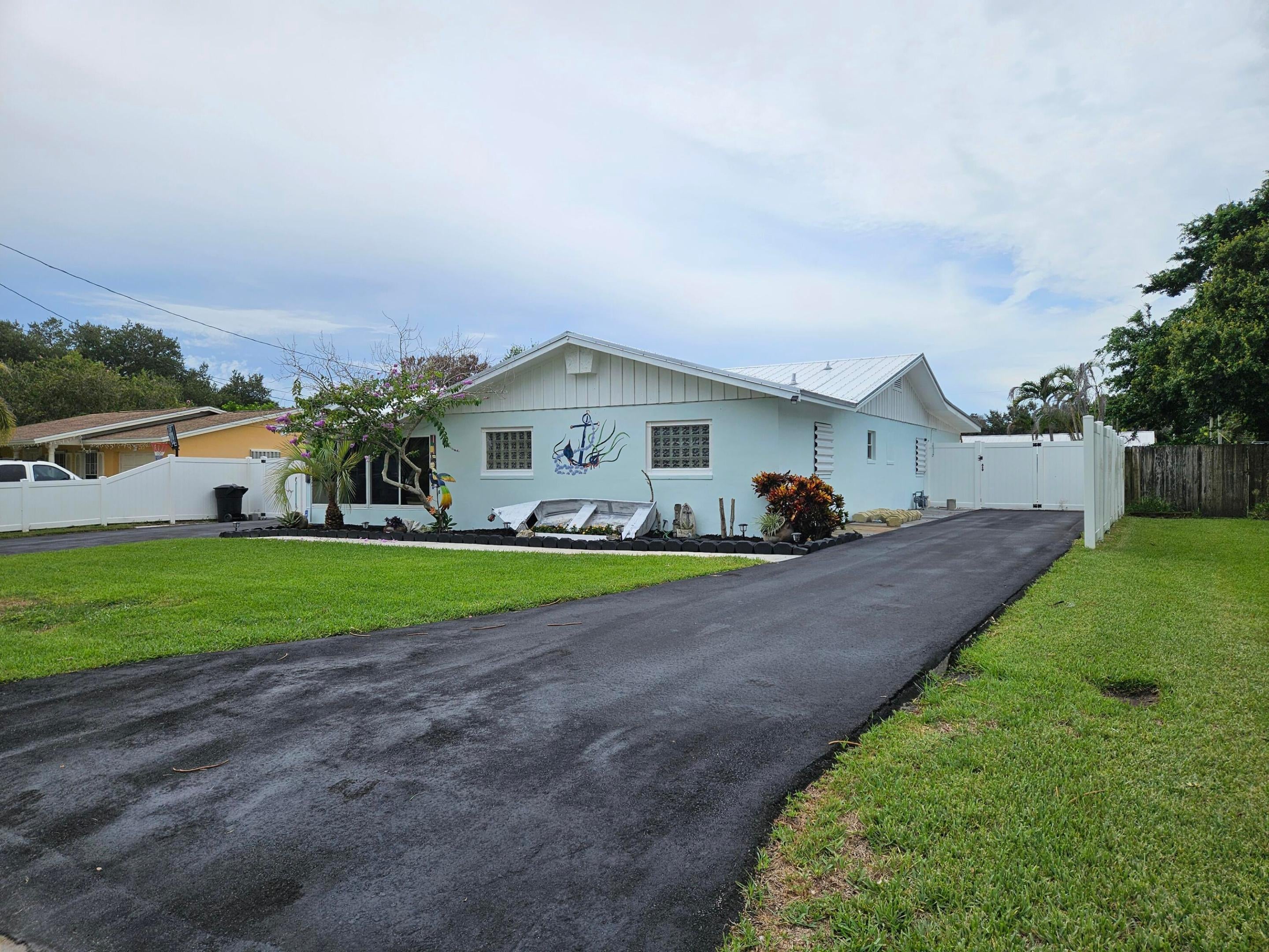 807 GRANDVIEW Boulevard