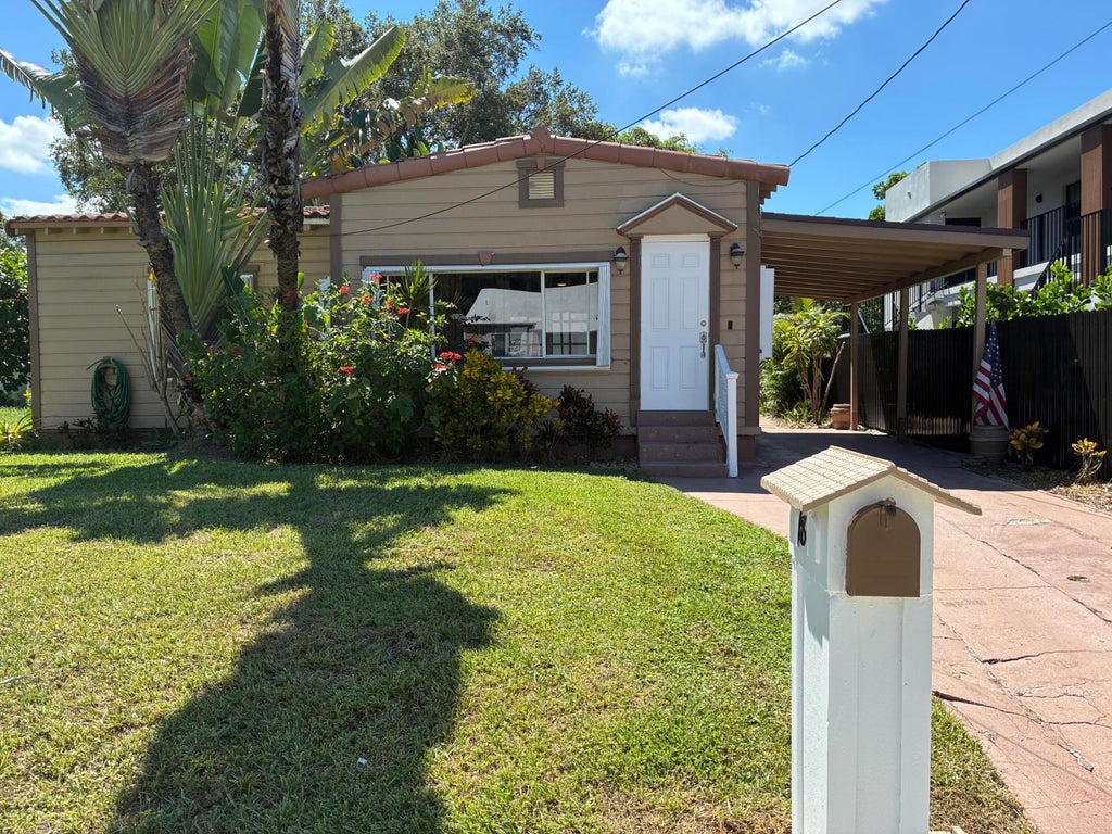 Photo of 18 SE 10TH Street, Fort Lauderdale, FL 33316 (MLS # B26094088)