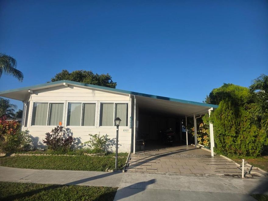 BEAUTIFUL CORNER HOME, WELL MAINTAINED WITH 2 BEDROOMS AND 2 BATHS. 
LOCATED IN A 55+ COMMUNITY, ONLY A FEW MILES TO THE DESIRABLE BEACH OF DEERFIELD, THE WORRY-FREE SOUTH FLORIDA LIFESTYLE, WITH AMENITIES TO GALORE. LOT RENTAL $1,032.74 MONTLHY
CALL TODAY.  IT WON'T LAST!!!