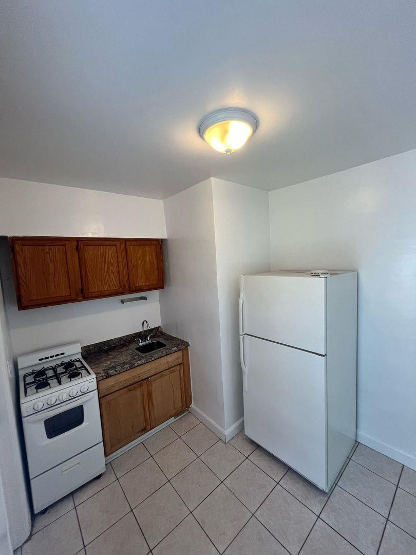 Welcome to your own little slice of paradise in Hollywood, FL! This charming studio apartment is the perfect place to call home, with everything you need for comfortable and convenient living. Water, electric and gas included in the rent. Large windows to let natural sunlight in.
You'll love cooking up delicious meals in the compact but fully-equipped kitchen, which comes with all the essential appliances and plenty of counter space for food preparation.