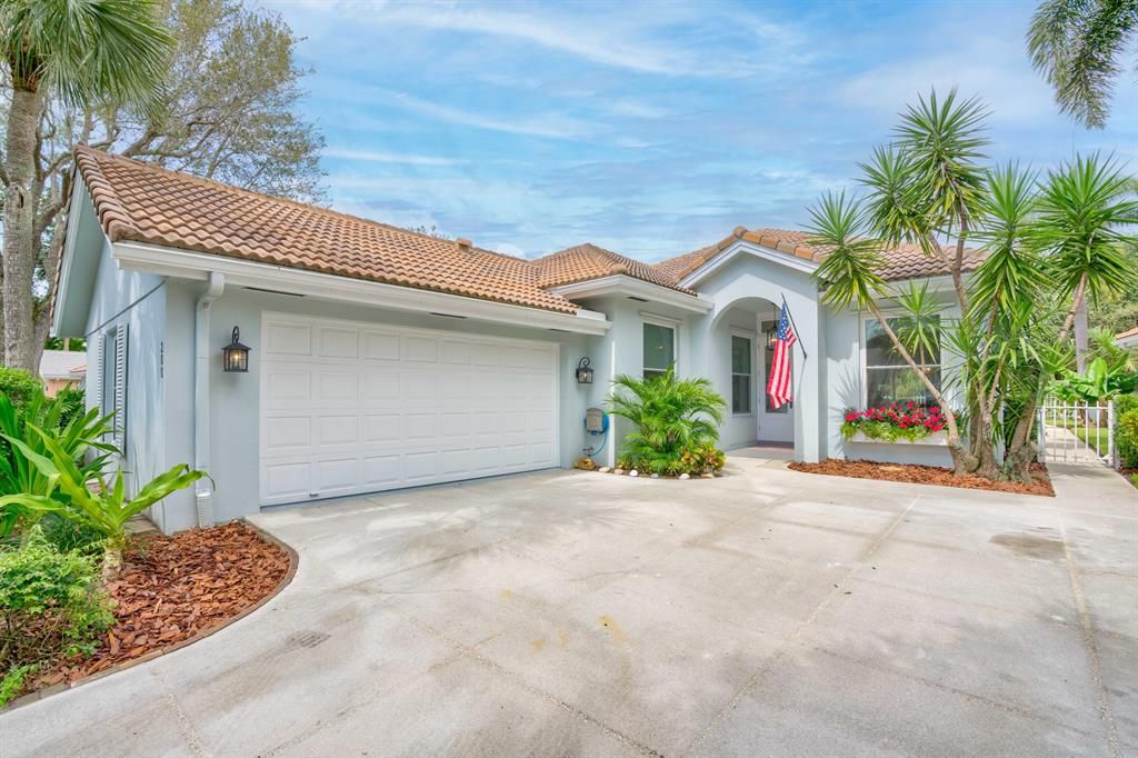 Photo of 200 Hampton Circle, Jupiter, FL 33458 (MLS # R10884905)