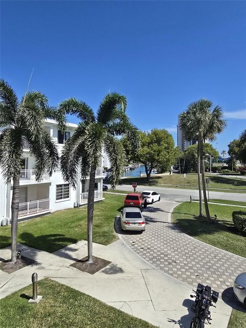 1631 NE 114th St 203 Miami FL 33181