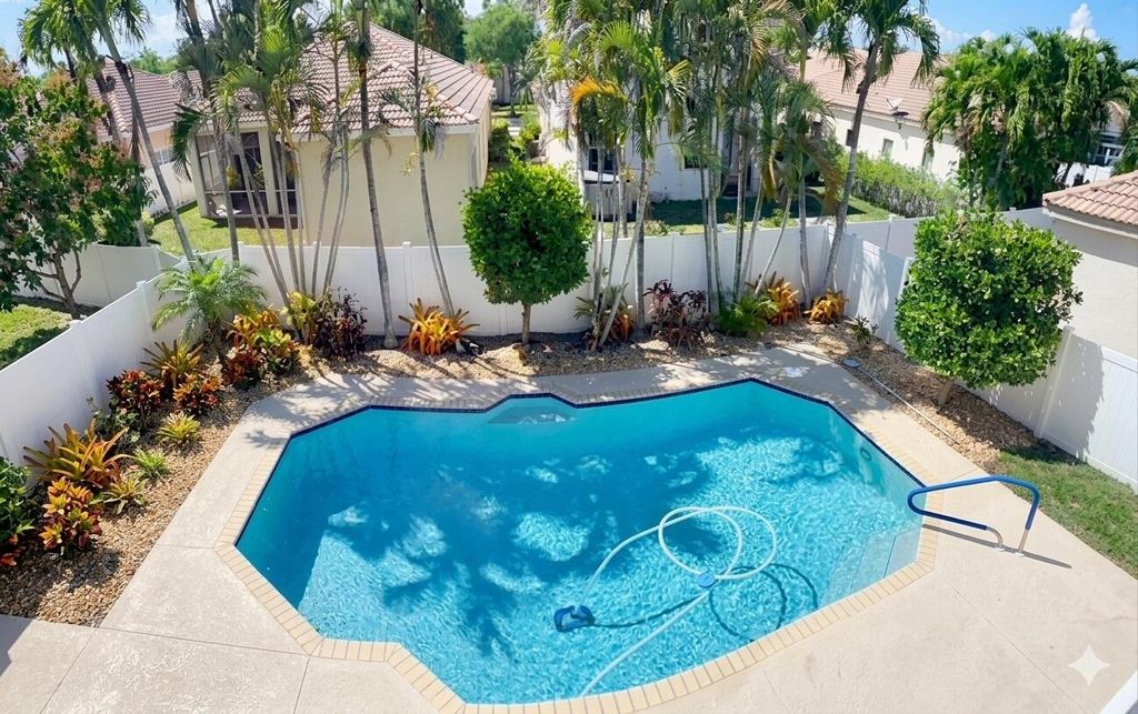 Photo of 668 Willow Bend Road, Weston, FL 33327 (MLS # B26008829)