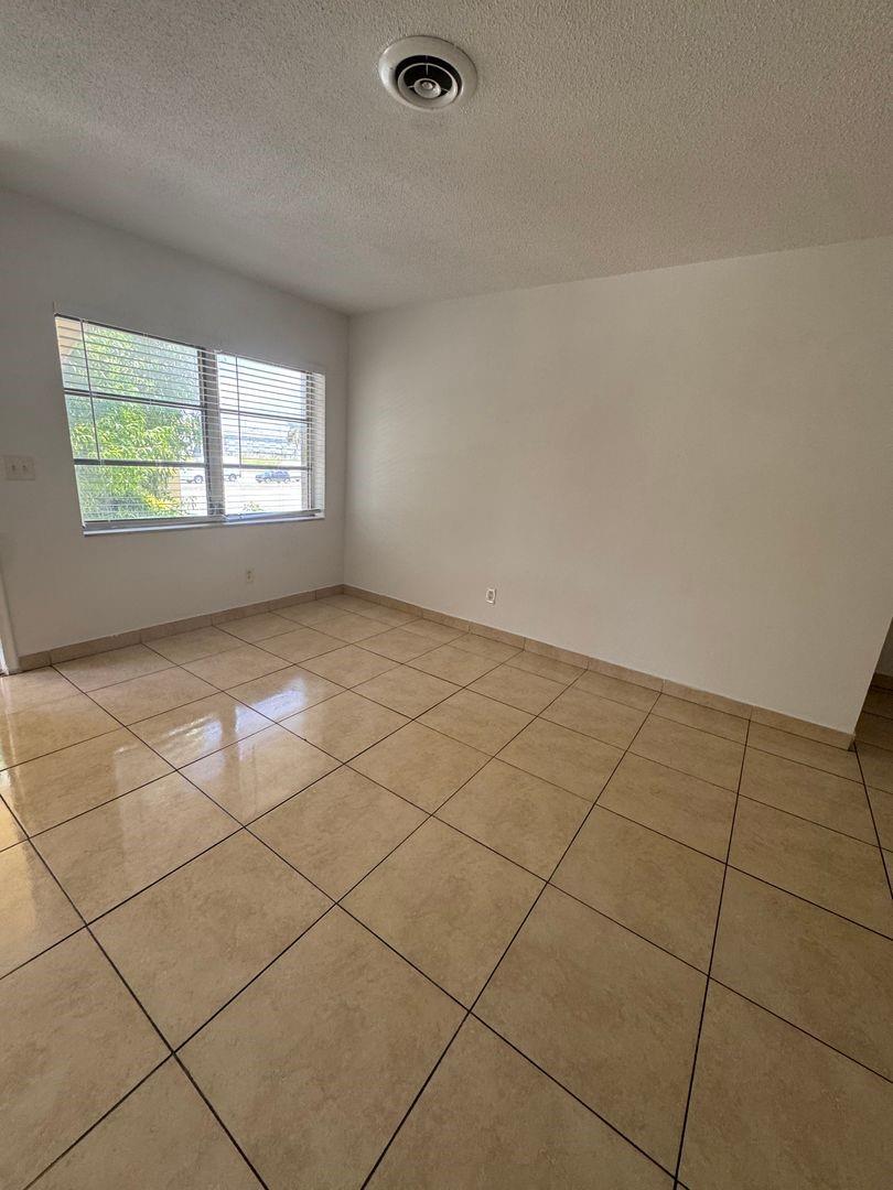 890 NW 39th St 2