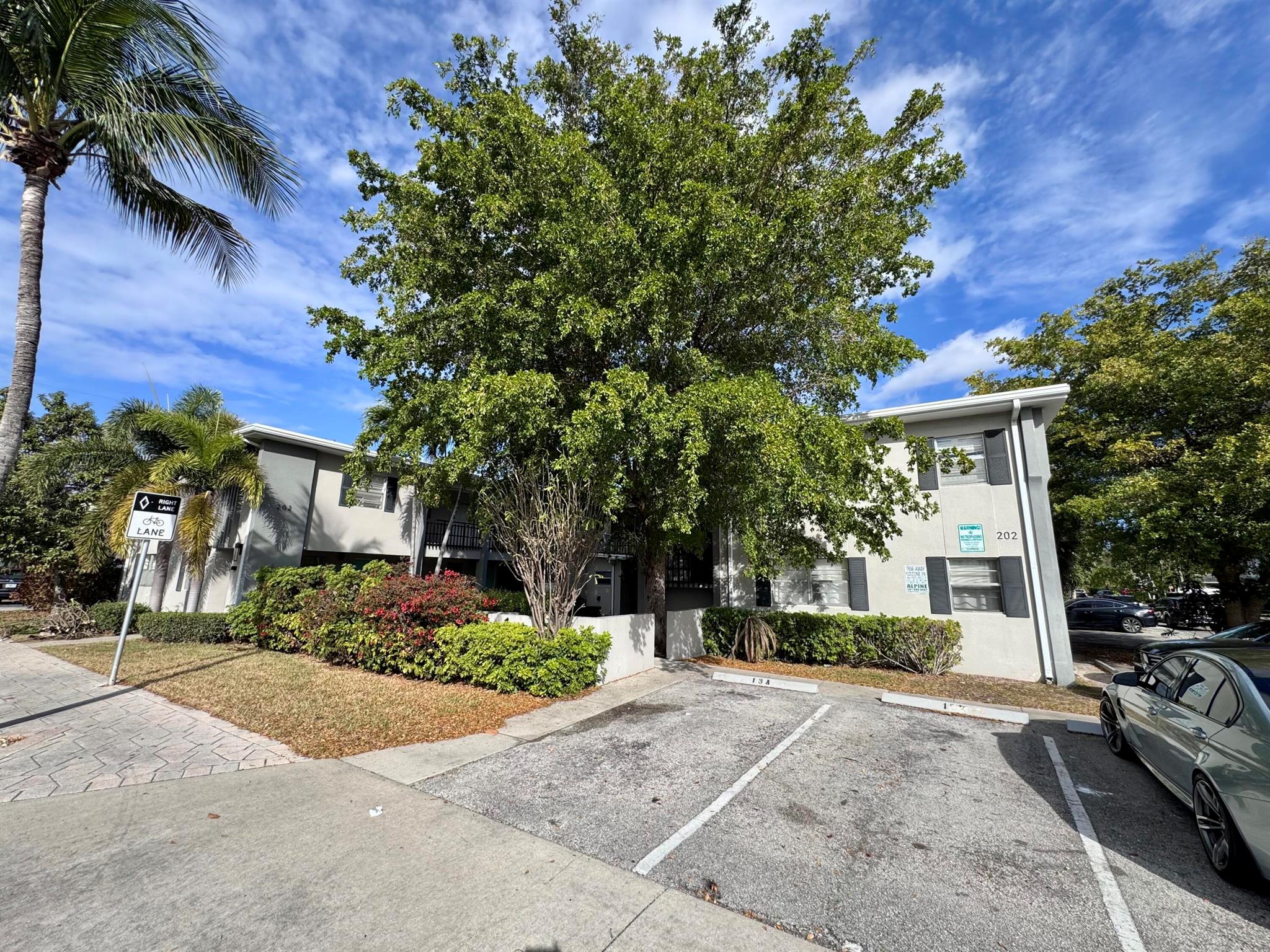 FIRST MONTH FREE - 11 MONTH LEASE Beautiful 2 bed, 1 bath apartment located in the heart of Lake Worth Beach, within walking distance to grocery stores, banks, and a pharmacy. This first-floor unit offers easy access and features a shared BBQ area and on-site laundry with online payment options. Fully furnished and ready for immediate move-in, it provides a cozy and convenient living experience in a desirable neighborhood close to shopping, dining, and entertainment.