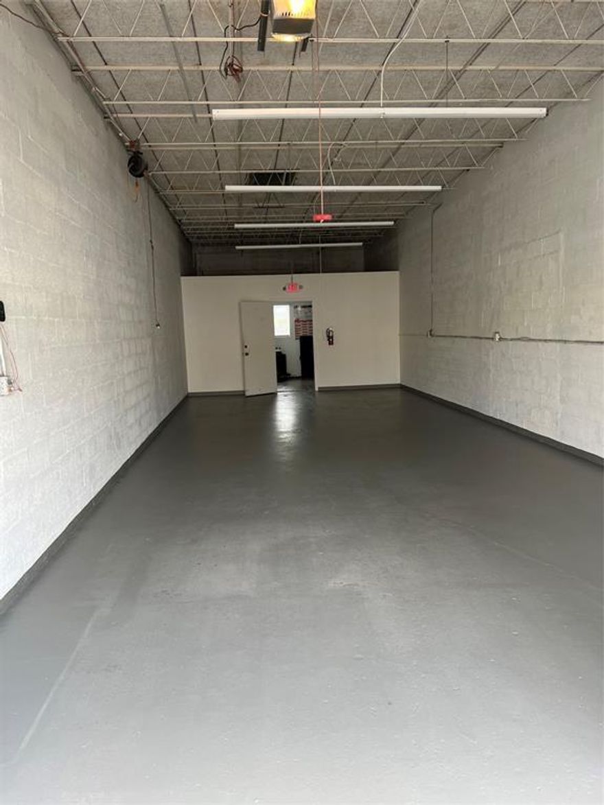 THIS CENTRALLY LOCATED WEREHOUSE UNIT, IN THE HEART OF OAKLAND PARK INDUSTRIAL AREA, WITH 12FT CEILING AND 1000+ SF SEPERATE A/C OFFICE, ITS OWN BATHROOM INSIDE THE UNIT. 2 ROOLING DOOR FRONT AND BACK.