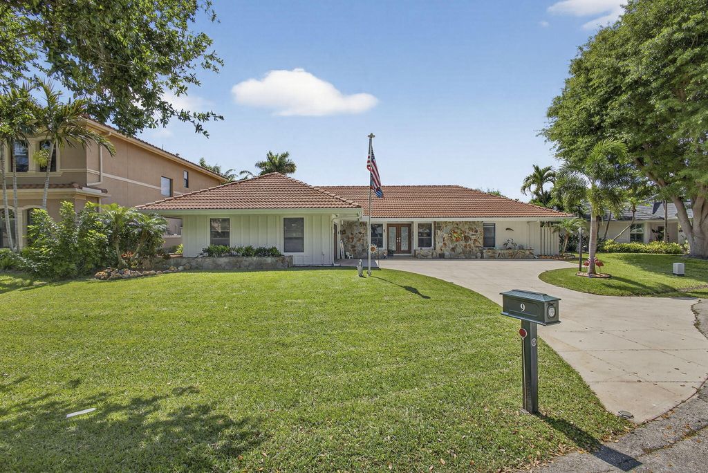 Photo of 9 Kintyre Road, Palm Beach Gardens, FL 33418 (MLS # B26010666)