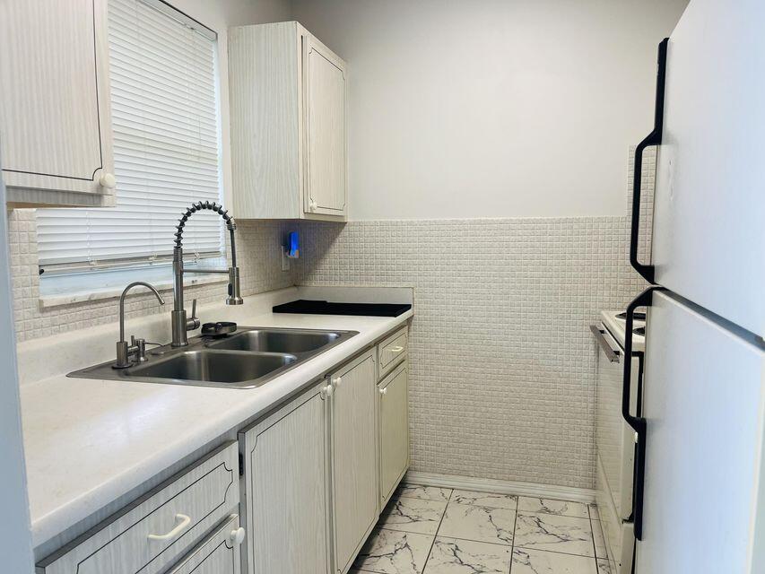 TOWNSITE APTS XVI CONDO - Residential Lease