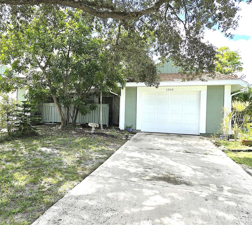 Photo of 1365 SE Rivergreen Circle, Port Saint Lucie, FL 34952 (MLS # R11123285)