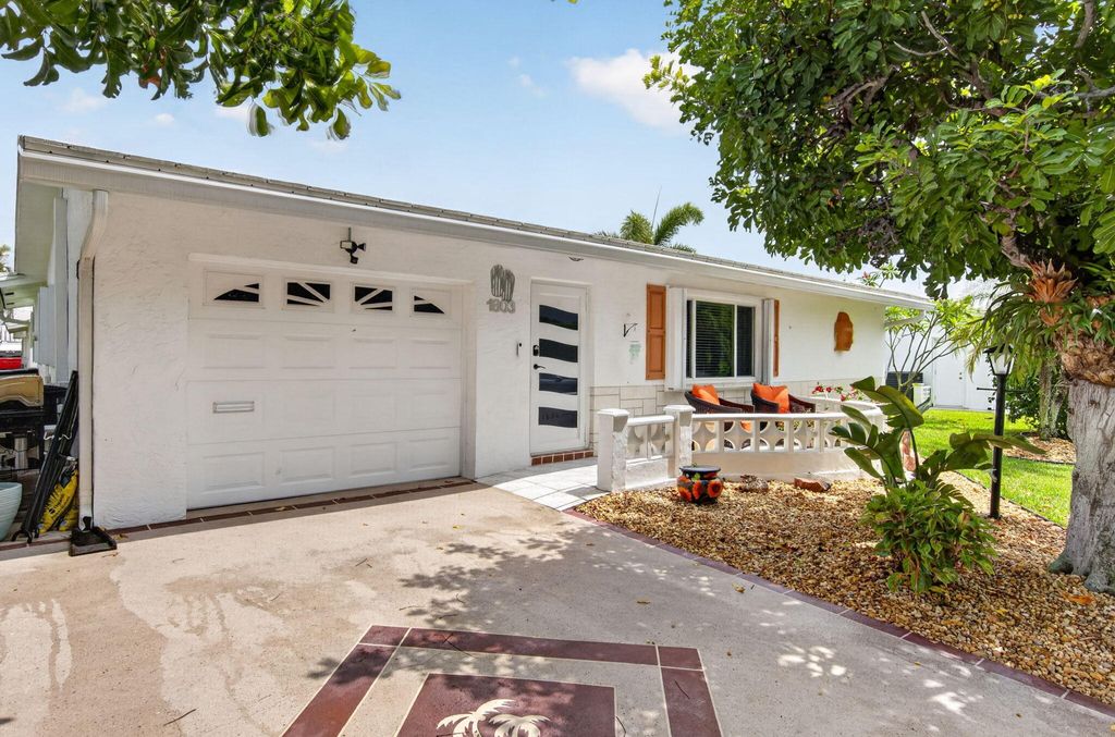 Photo of 1803 SW 22nd Way, Boynton Beach, FL 33426 (MLS # B26024503)