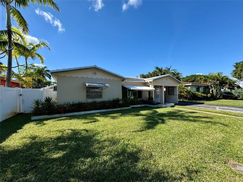 Photo of 1415 NE 17th Avenue, Fort Lauderdale, FL 33304 (MLS # F10537737)