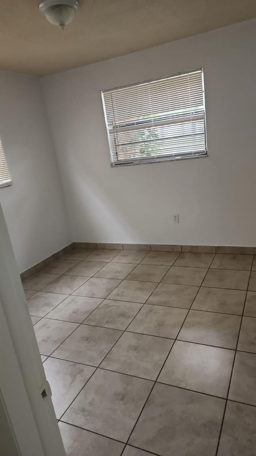 beautiful 2 bedrooms 1 full bath tile floor ready to move in amazing location its a must see wont last