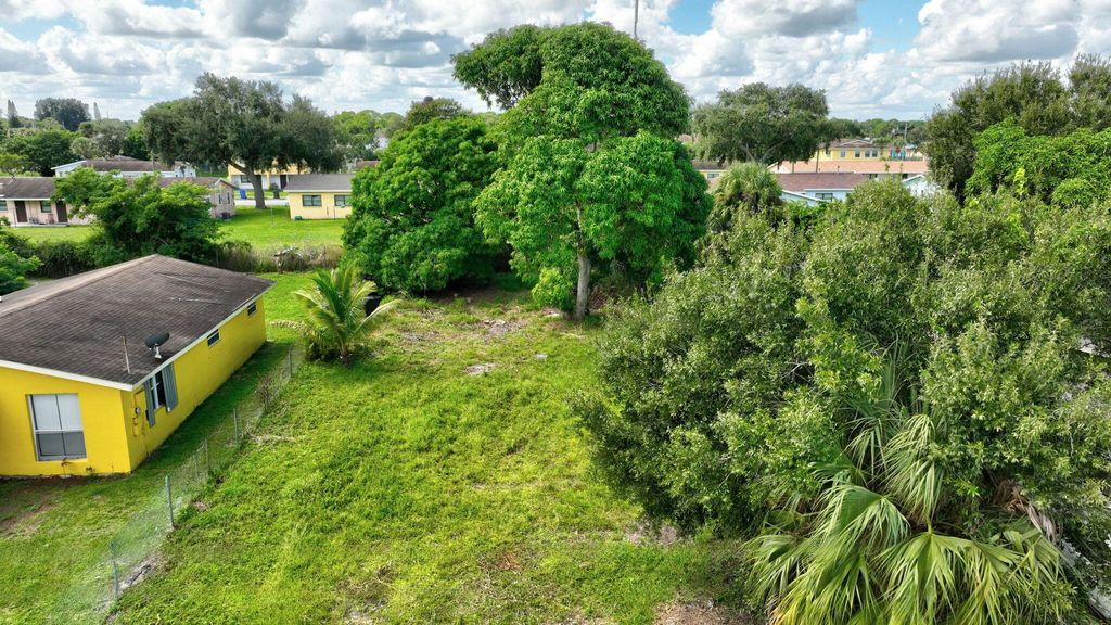 Photo of 901 N 22nd Street, Fort Pierce, FL 34950 (MLS # R11133924)