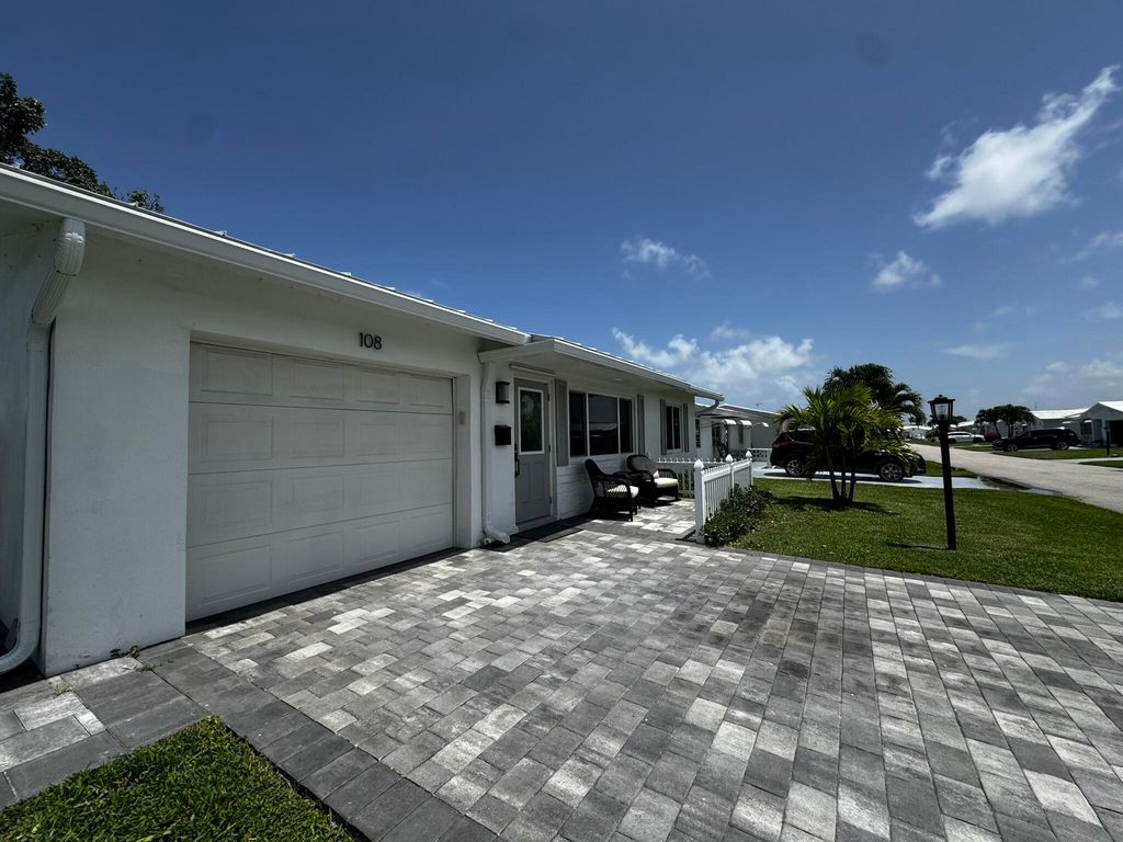 Photo of 108 SW 9th Street, Boynton Beach, FL 33426 (MLS # R11169427)
