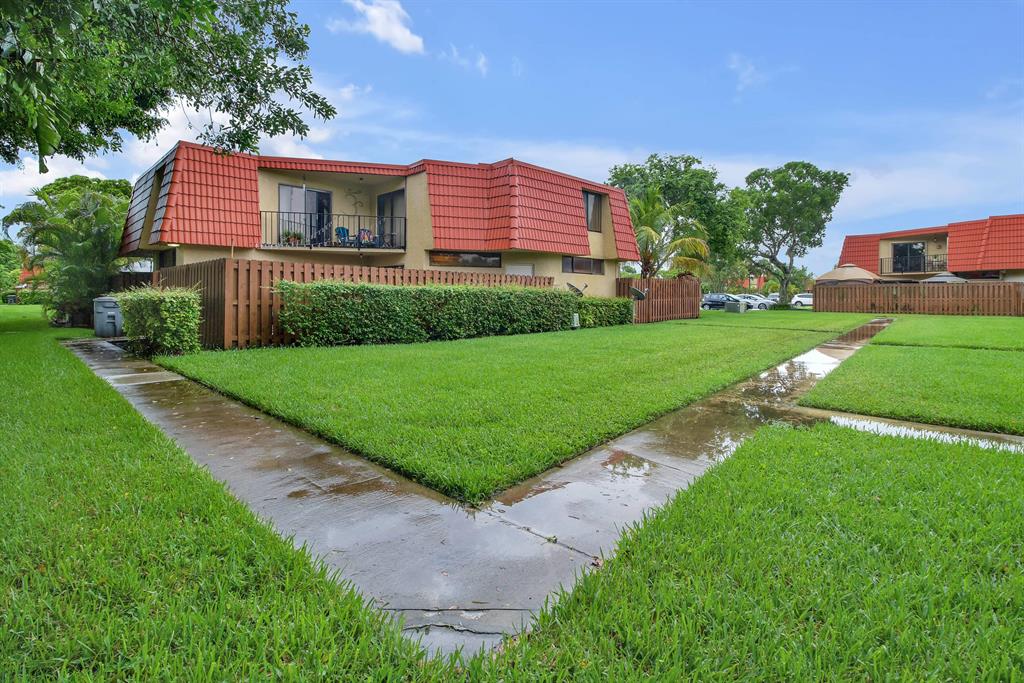LOCATION LOCATION LOCATION!!!Amazing opportunity to own this spacious 2 bed 2.5 bath townhome in the desirable Boca Raton!!!Located right off the turnpike close to luxury shops, great dinning and A rated school district.This low HOA pet friendly community offers great amenities heated pool tennis court and more! Don't miss the opportunity to make this your home!!!