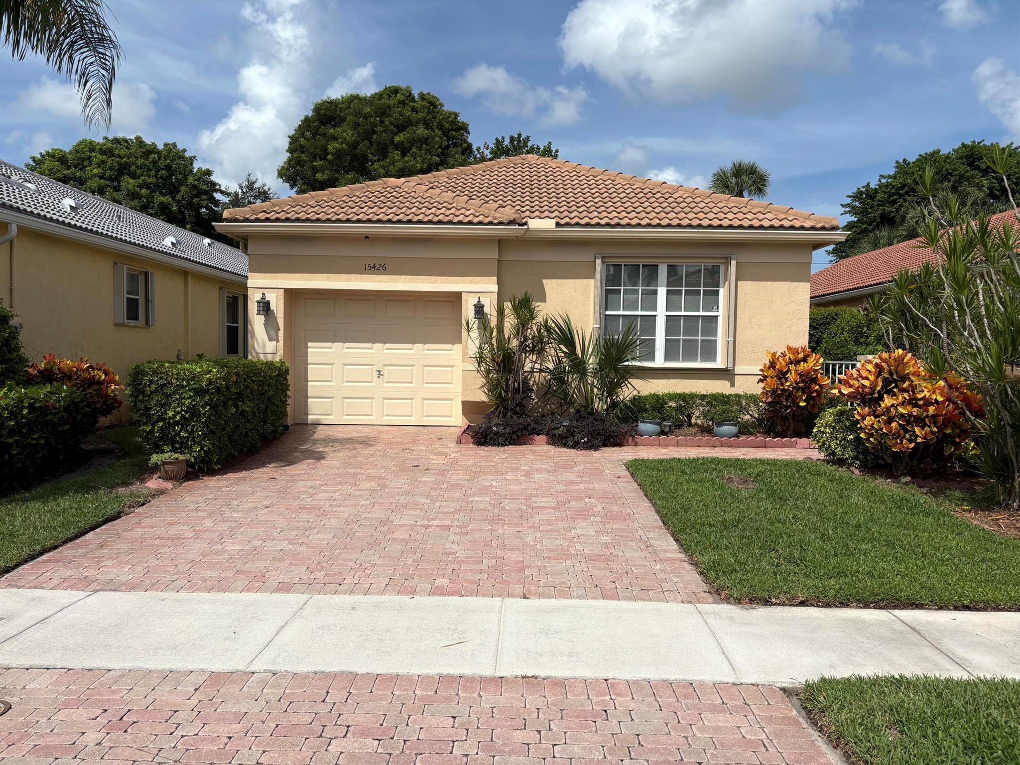 Seasonal Rental. Lovely 2 bedroom / 2 bathroom, plus den located in Vizcaya 55+ community in Delray Beach. Community amenities including an updated 22,000 sq. ft. clubhouse, a fitness center, a coffee bar, a theatre, a card room, a game room, a community pool, and tennis and pickleball courts!