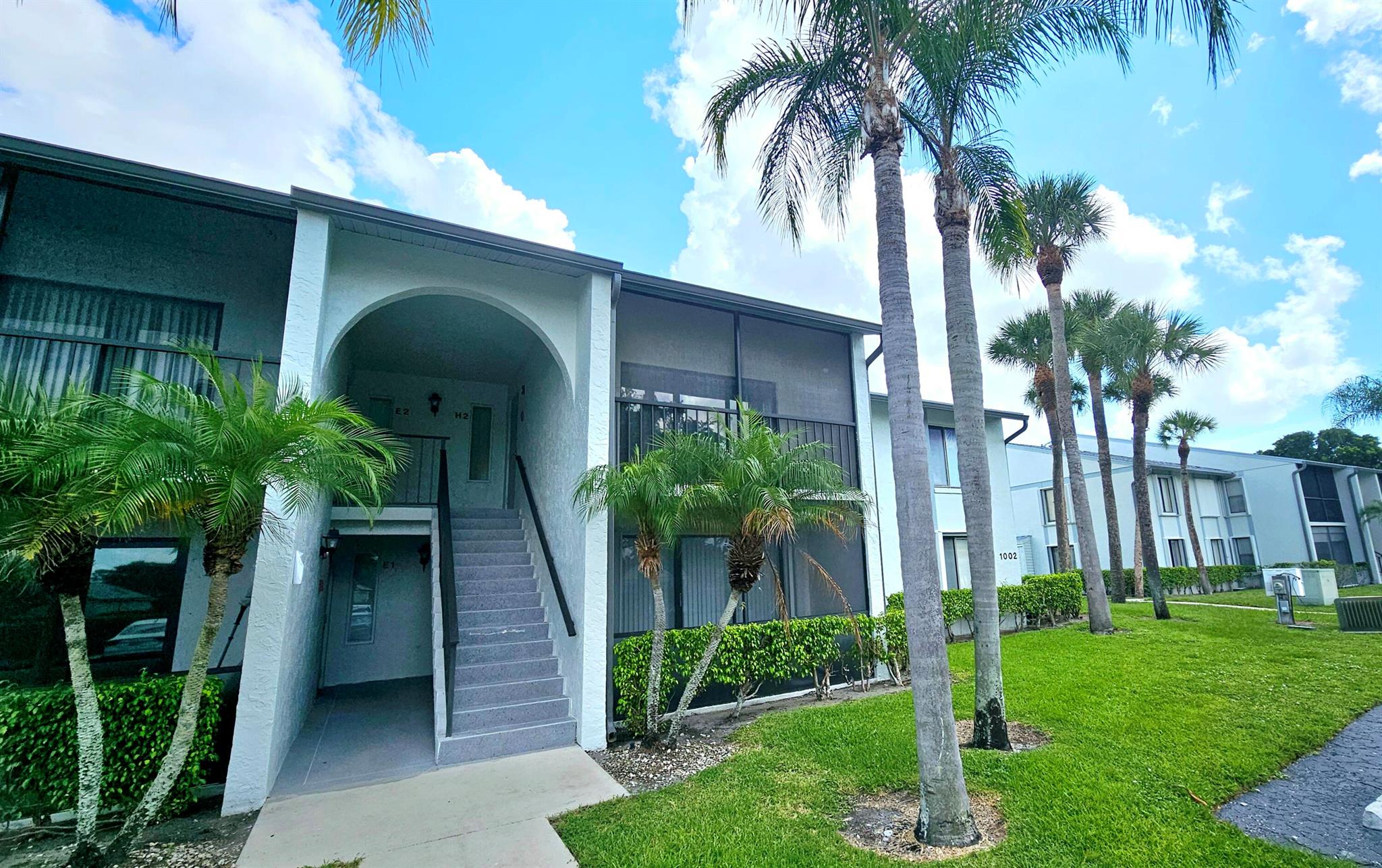 Amazing palm club unit Basic cable and water included in rent.. Man gated for security and located in the great community of palm club which is near downtown and the outlet malls of palm beach.This is the unit you have been looking for