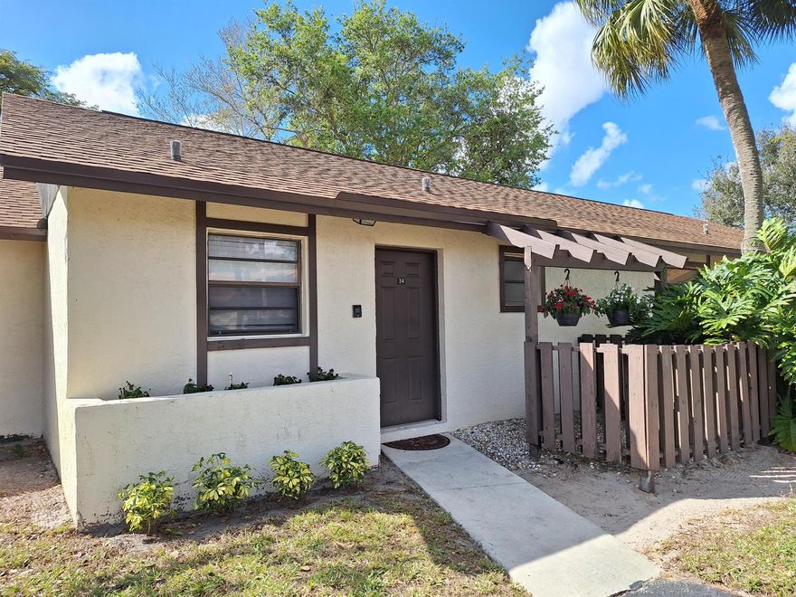 Rare 1/1 condo - newly updated kitchen, renovated bathroom!  Steps from pool, tennis courts, clubhouse.
 
Come be a part of this quiet, active, community of long-term owners.  Near shopping, restaurants, Publix, I-95, city events, and so much more!  Stunning wood beam ceiling in living room.  A rare gem in this highly desired neighborhood.

Newer roof & a/c, new/newer appliances in kitchen.  Total HOA is $367 / month.