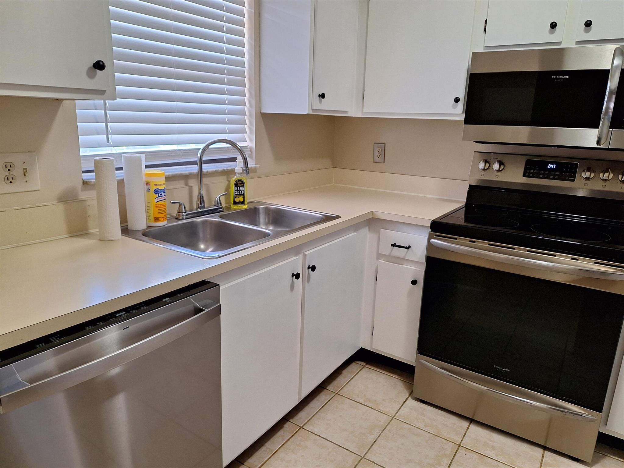 TRADEWINDS AT DOS LAGOS CONDO - Residential