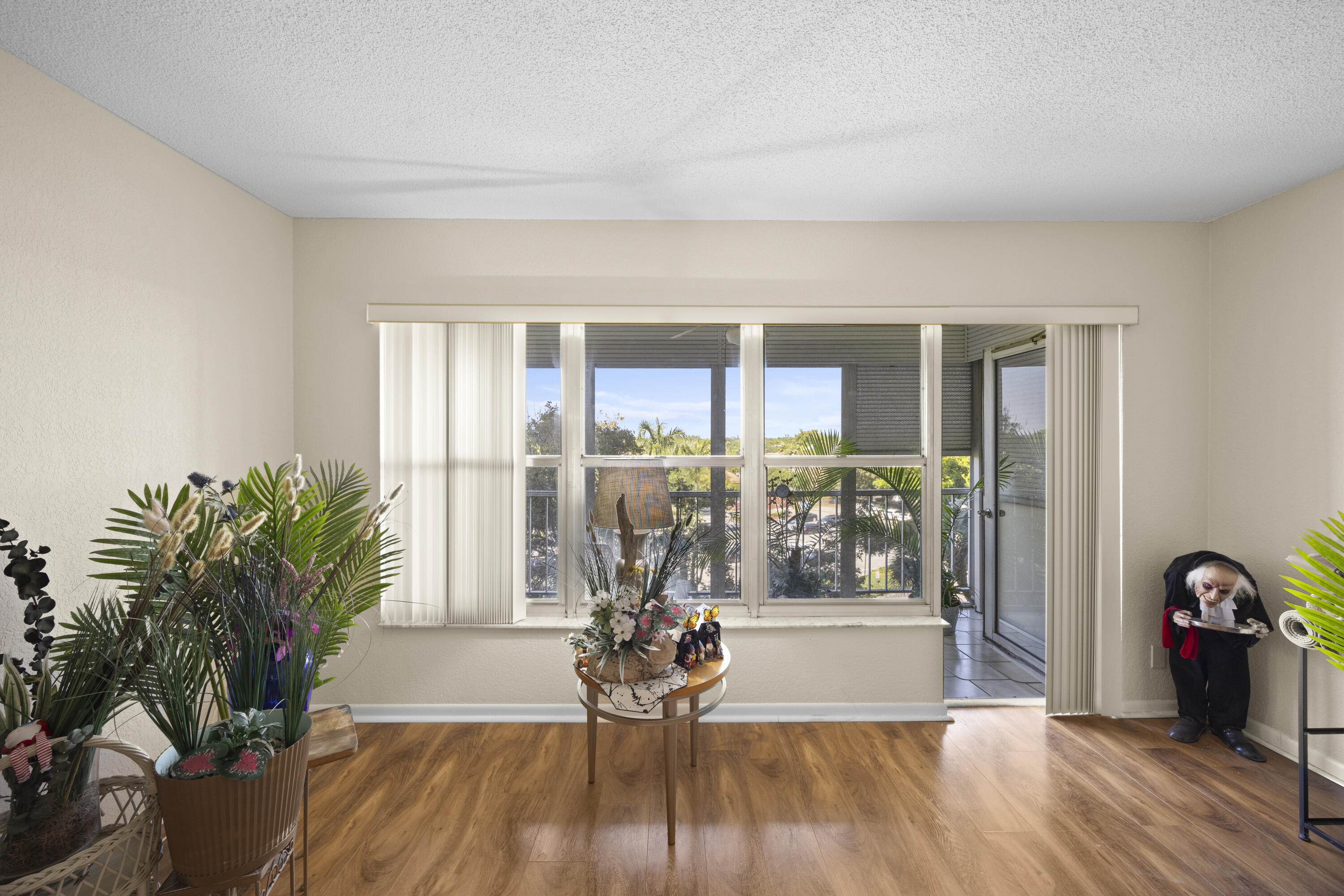 COUNTRY CLUB TOWER OF CORAL - Residential Lease