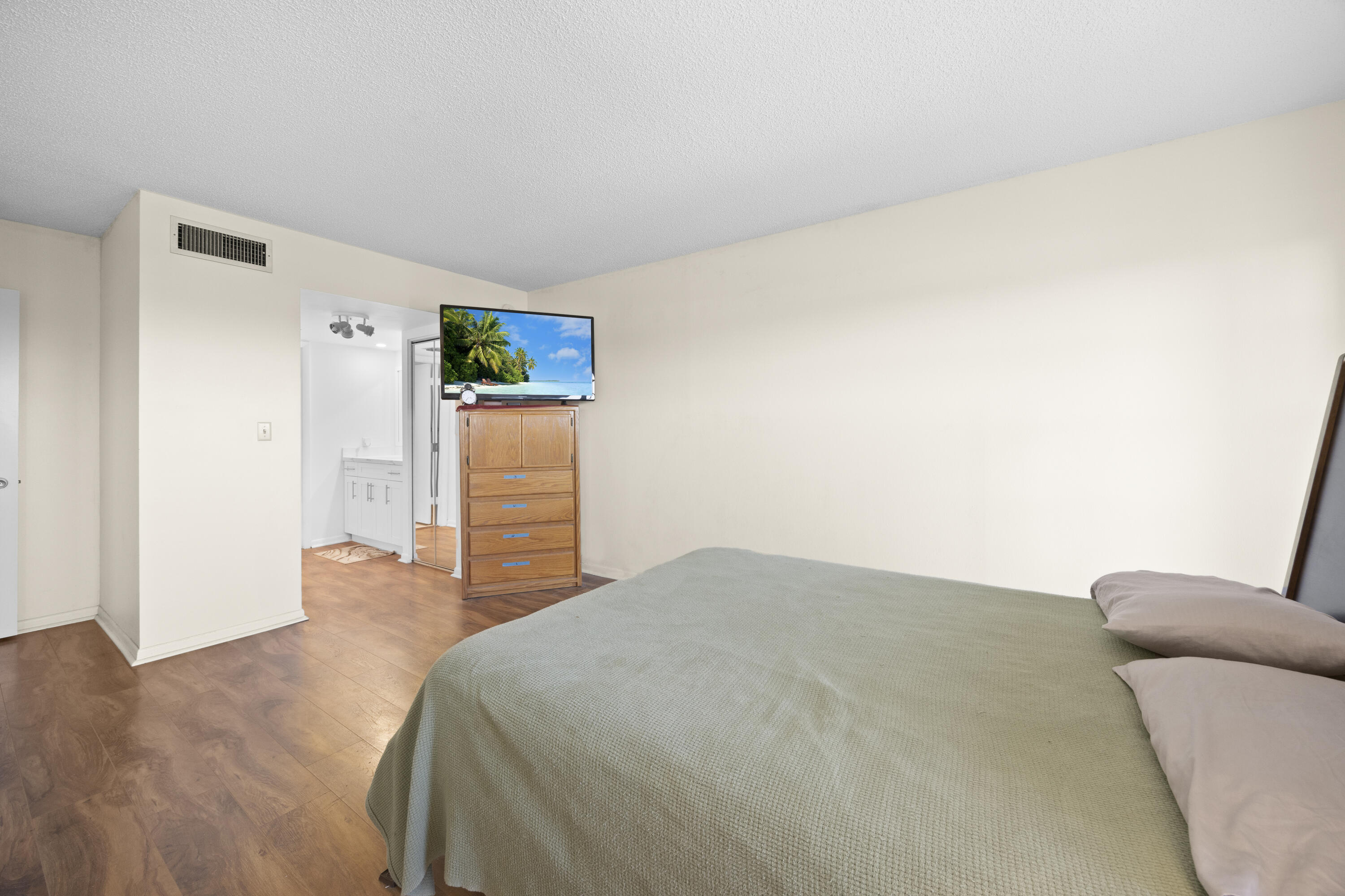 COUNTRY CLUB TOWER OF CORAL - Residential Lease