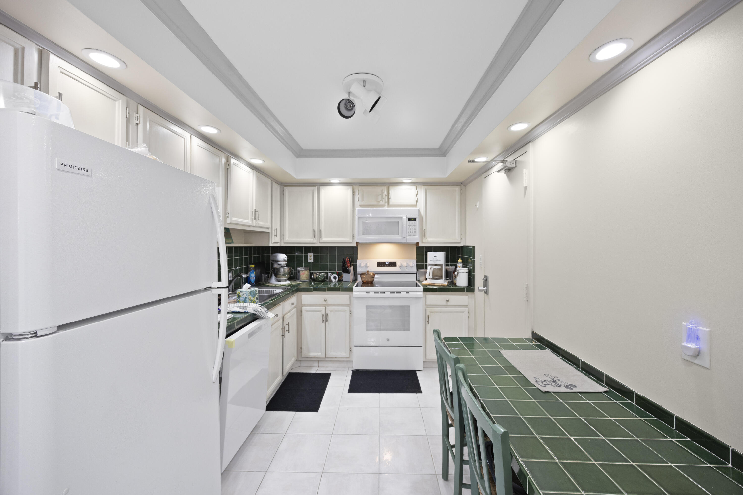 COUNTRY CLUB TOWER OF CORAL - Residential Lease