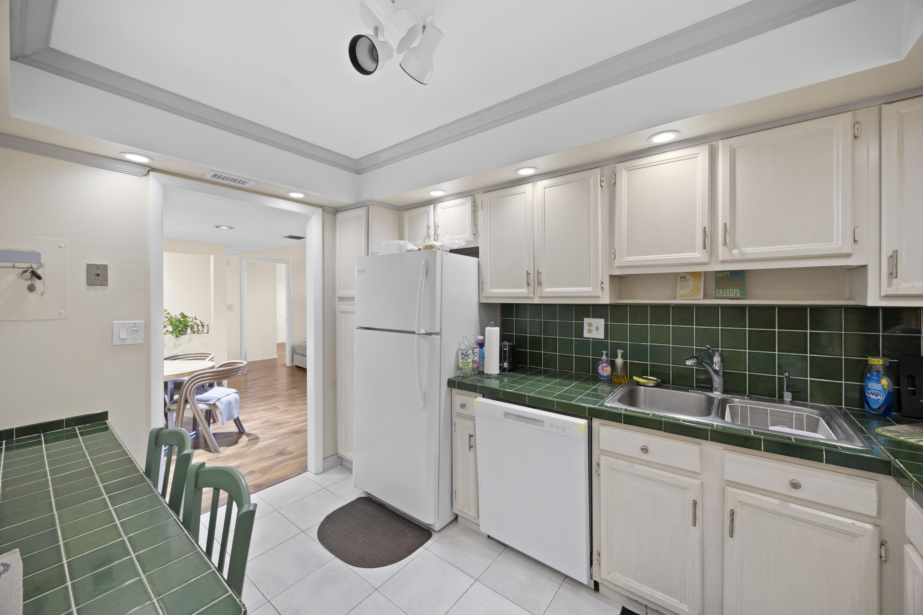 COUNTRY CLUB TOWER OF CORAL - Residential Lease