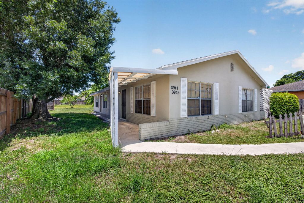Photo of 3943 Roan Court W, Palm Beach Gardens, FL 33403 (MLS # B26056017)
