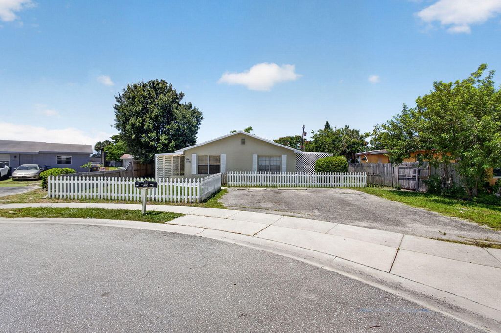 Photo of 3943 Roan Court W, Palm Beach Gardens, FL 33403 (MLS # B26056017)