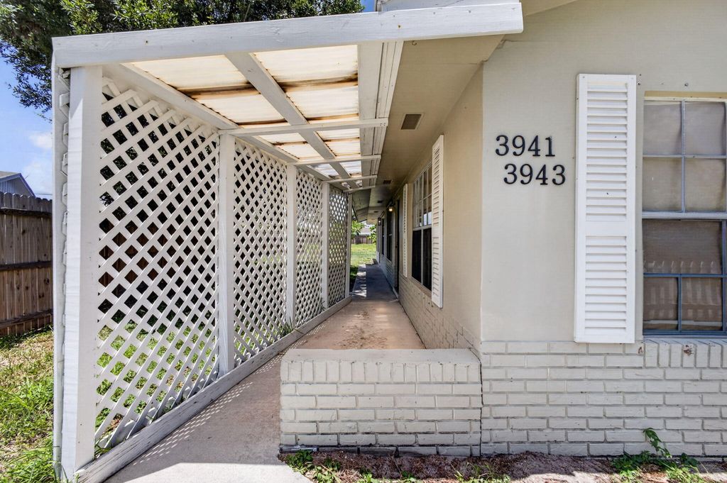 Photo of 3943 Roan Court W, Palm Beach Gardens, FL 33403 (MLS # B26056017)