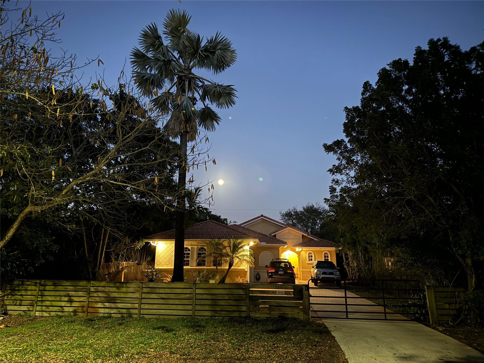 View photos, virtual tours, details... 1464 SW 28th Ave S