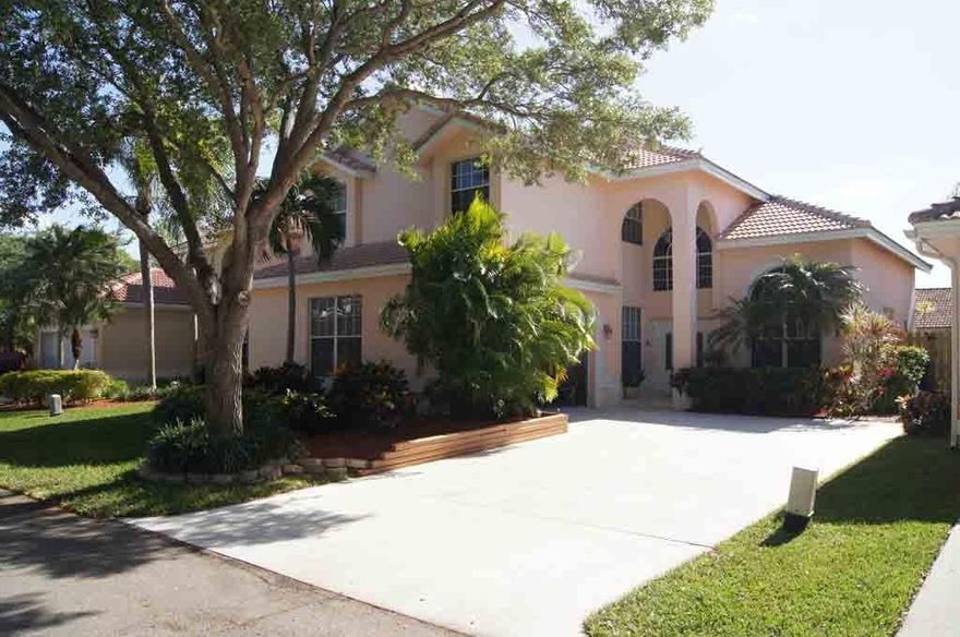 Very rare... 5 bedrooms 3 full baths, with an amazing fenced large backyard with room for a pool. Extra large driveway accommodates 6 cars plus the garage. Updated kitchen with composite counters, new roof in 2002 and a/c in 2004. 18 foot ceilings in great room, 9-foot ceilings everywhere else.  Nice screened in patio and low HOA fees. Master bedroom 17 x 15 plus extra large walk-in closet. Master bath is original but in good condition. 5th bedroom could be used as a den-office. A must see.