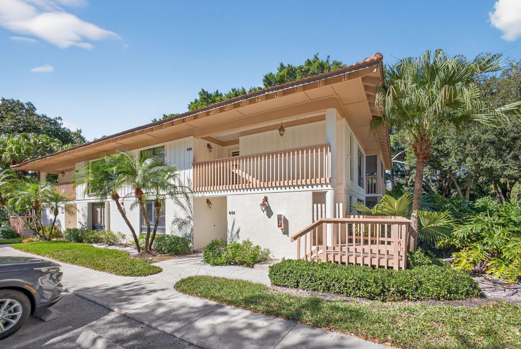 Photo of 605 Brackenwood Cove, Palm Beach Gardens, FL 33418 (MLS # B26024437)