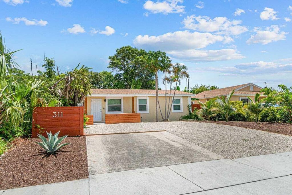 Photo of 311 SW 7th Avenue, Delray Beach, FL 33444 (MLS # R11066676)