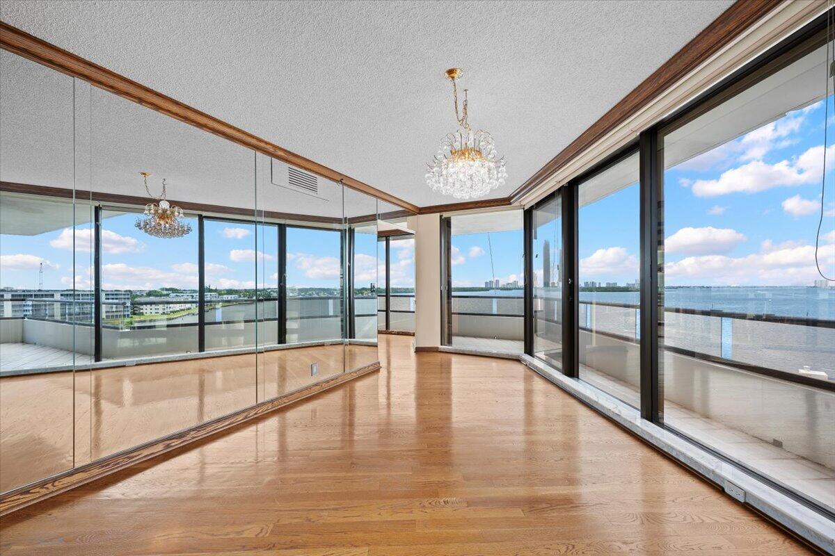 100 Lakeshore Drive 558
