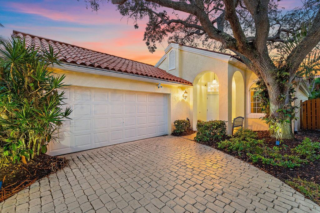 Photo of 2614 La Lique Circle, Palm Beach Gardens, FL 33410 (MLS # R11145255)