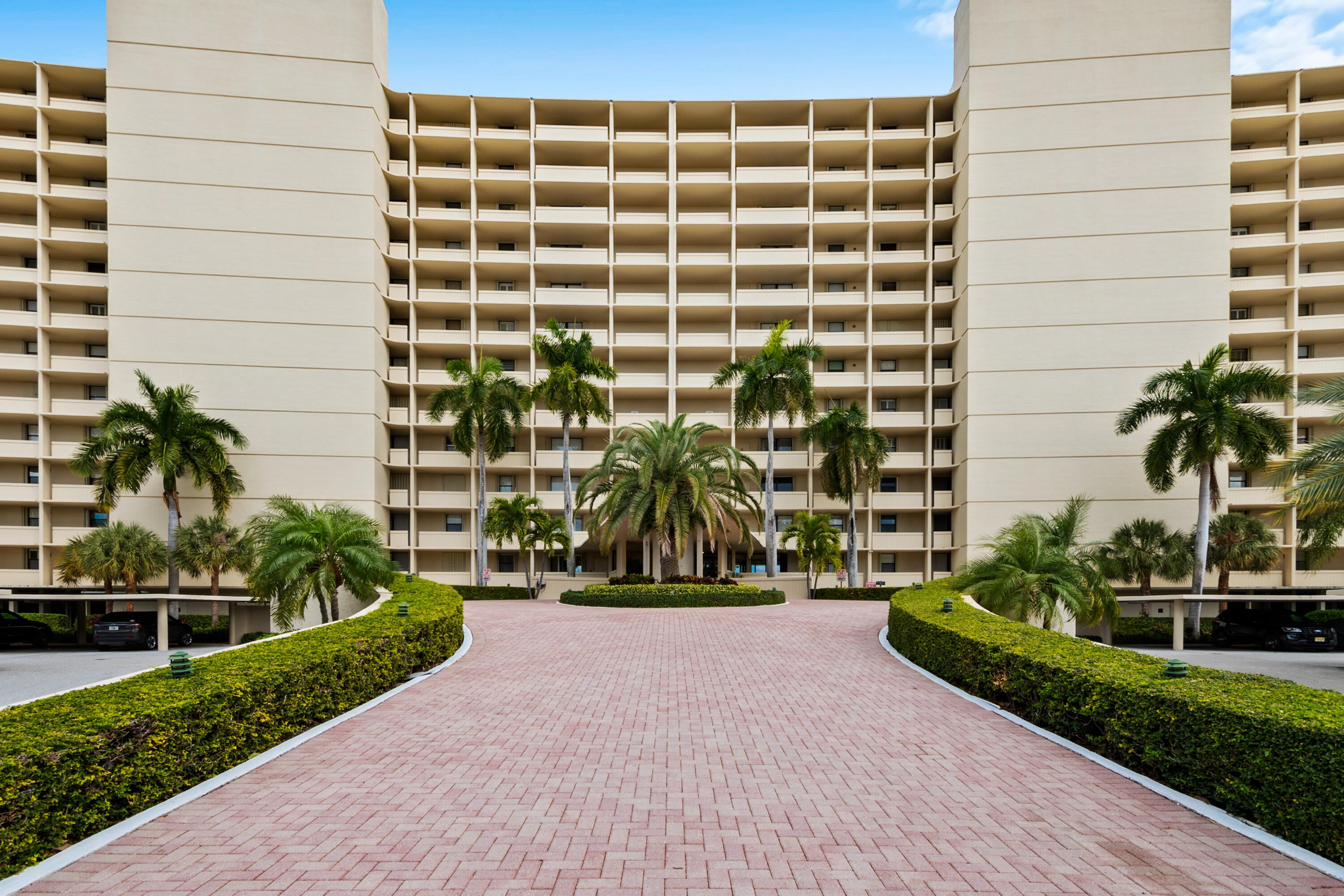 View photos, virtual tours, details... 134 LAKESHORE Drive 814