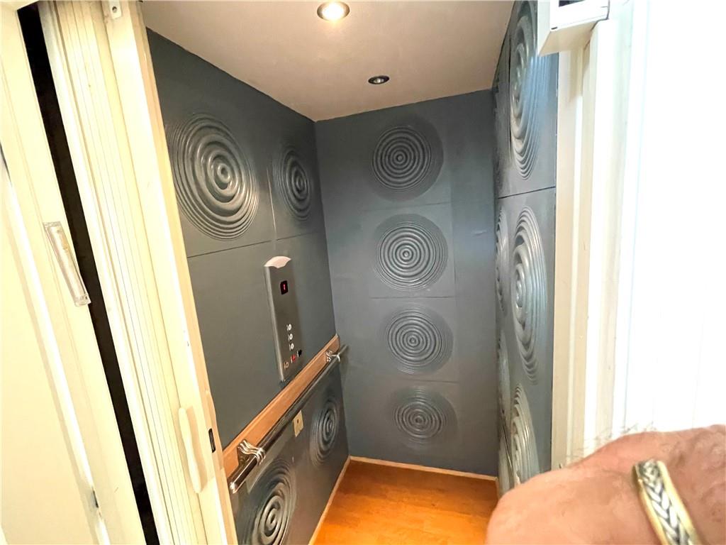 VICTORIA PARK 4 BED - Residential