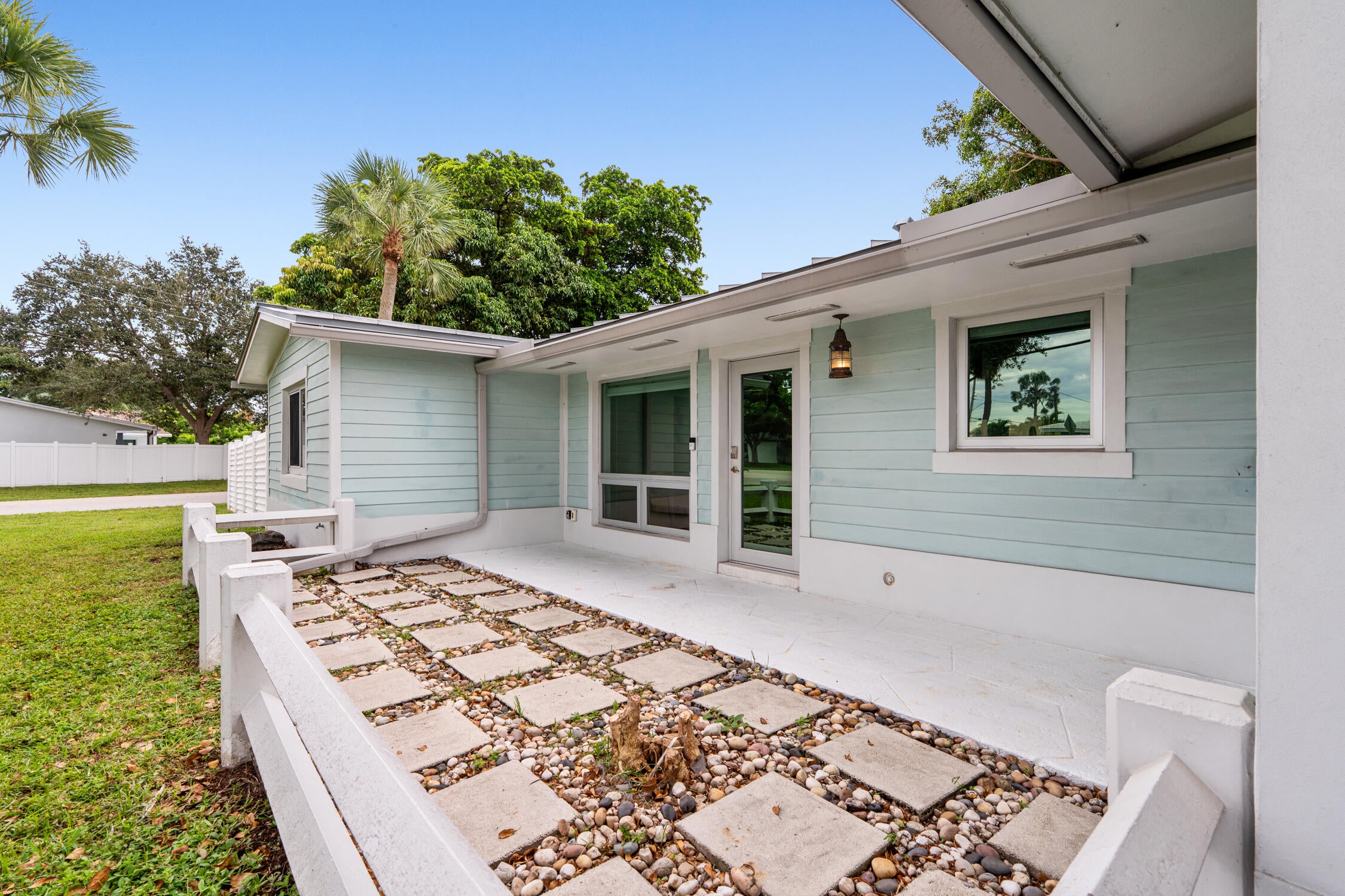 690 SE 5th Court