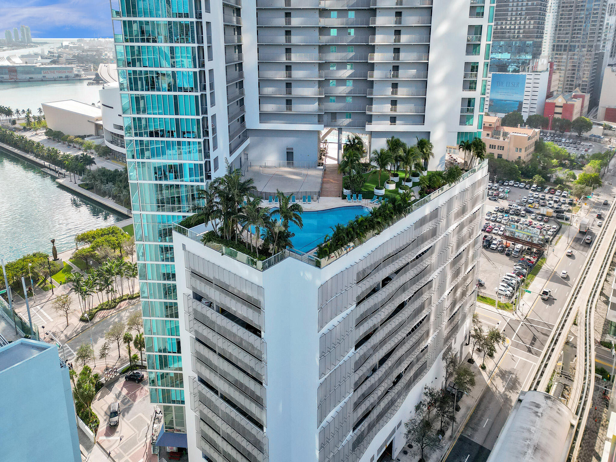 Experience luxury living at MarinaBlue in the heart of Downtown Miami. This stunning residence features a private balcony with breathtaking views of Biscayne Bay. The building offers world-class amenities including two sparkling pools, a hot tub, a state of the art fitness center, and a manned front desk with security. Ideally located just steps from shops, dinning, and entertainment, Marinablue blends resort-style comfort with unbeatable city convenience.
