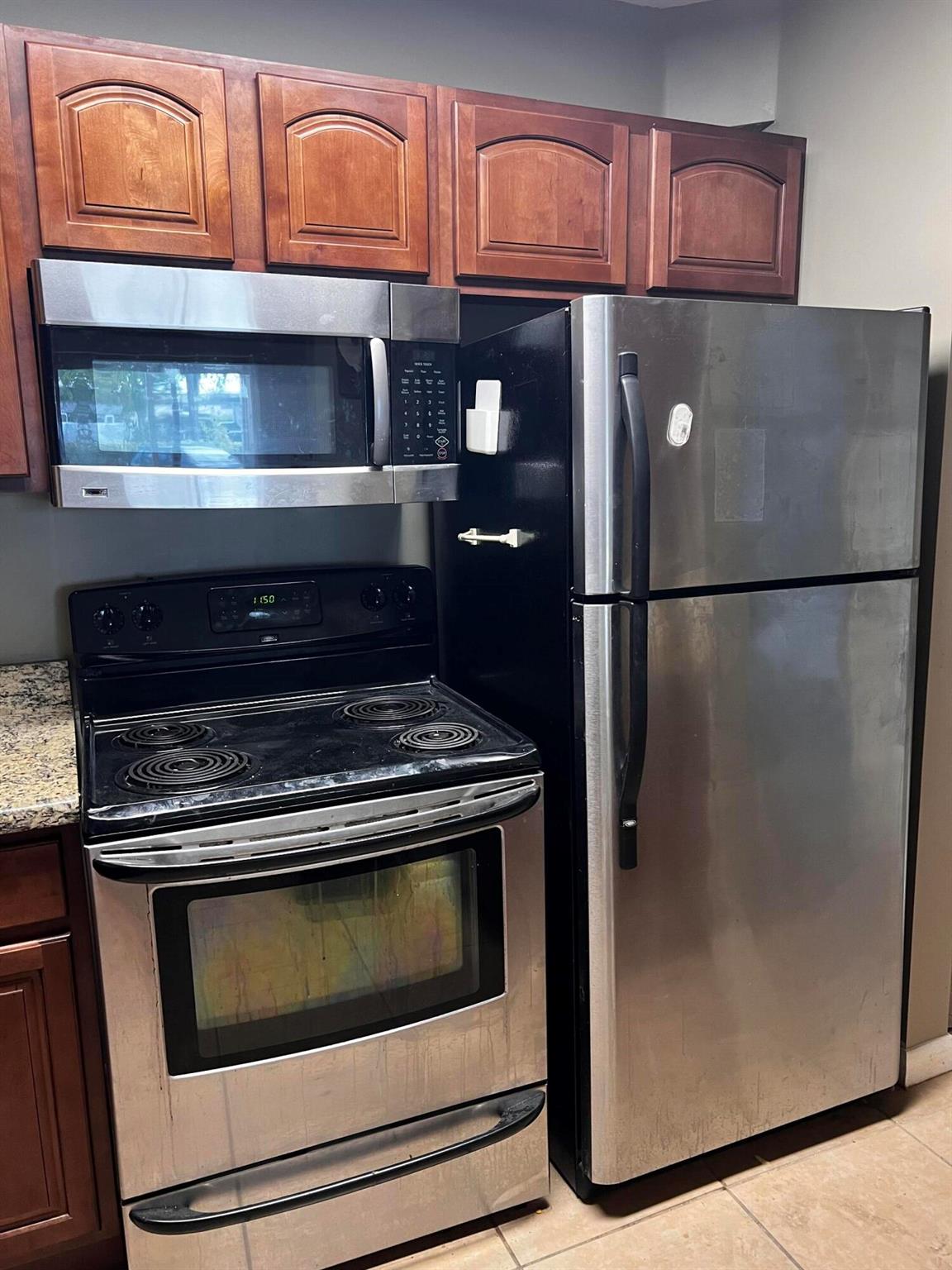 BARCELONA GARDENS CONDO BLDG 400 - Residential