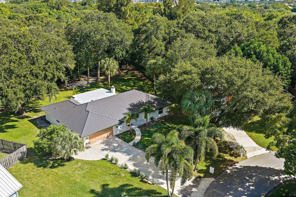 Photo of 11070 Oakway Circle, Palm Beach Gardens, FL 33410 (MLS # R11139276)