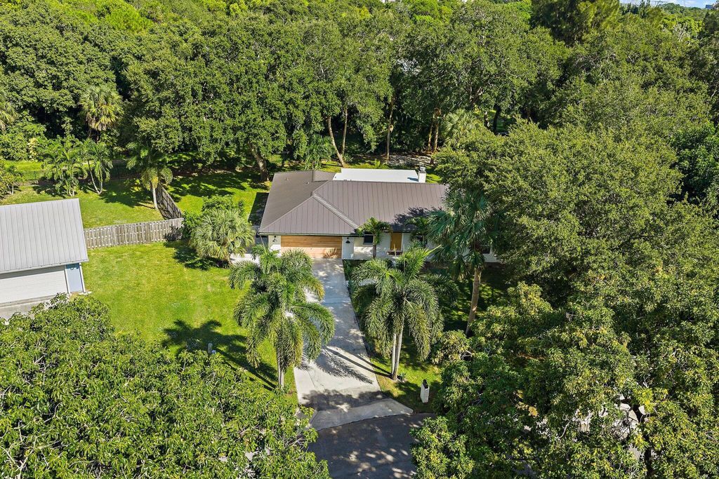 Photo of 11070 Oakway Circle, Palm Beach Gardens, FL 33410 (MLS # R11139276)