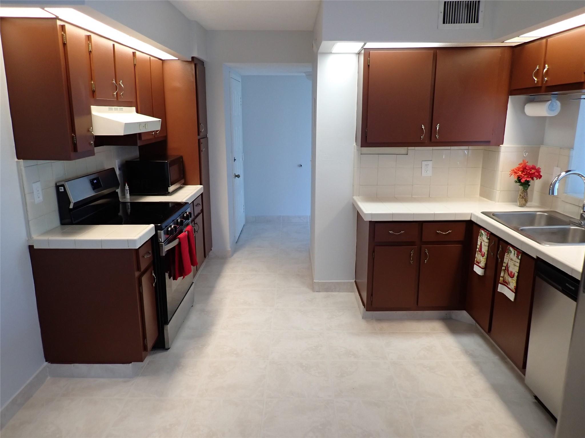 Visit this spacious 2-bedroom, 2-bath light & bright condo in a quiet gated Oakland Park community. Interior
completely painted, Master bathroom updated. NEW water heater. NEW Washer/Dryer in unit. NEW dishwasher. Range & refrigerator 2 years old. The large balcony repainted & re-screened. Enjoy lake views from your balcony. Conveniently close to shopping and major highways.