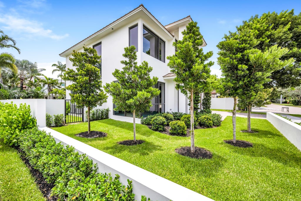 Photo of 445 NE 11TH Avenue, Fort Lauderdale, FL 33301 (MLS # B26078714)