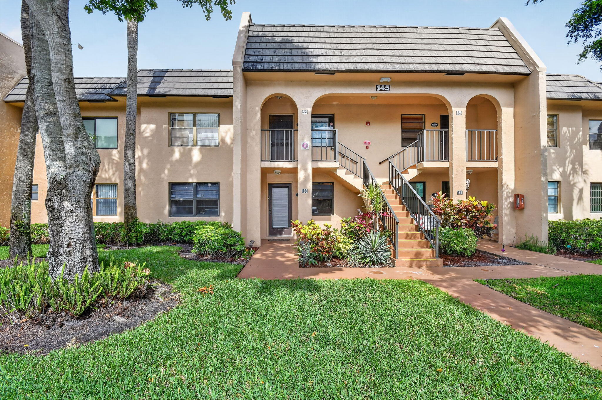 GOLDEN LAKES VILLAGE CONDO R - Residential