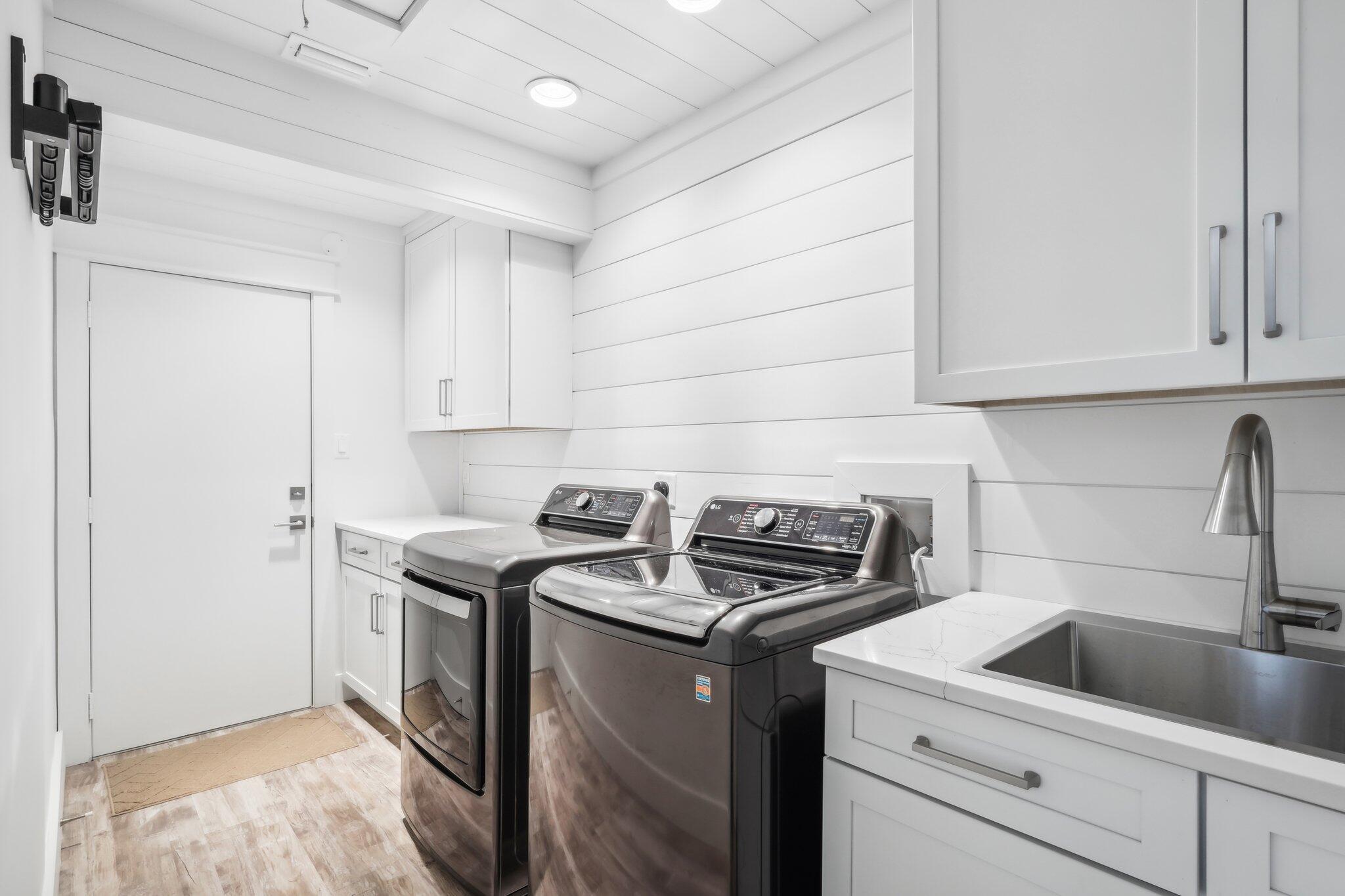 ROLLING HILLS - Residential